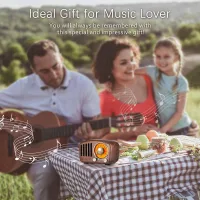 Bahçe masasında aileyle müzik dinleme anı