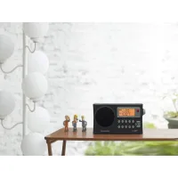 Sangean PR-D4W radyo salonda masa üzerinde