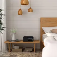Sangean SG-118 radyo yatak odasında komodin üzerinde