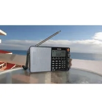 Tecsun PL-880 deniz kenarında masa üzerinde